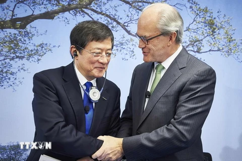 Chủ tịch Syngenta Thụy Sĩ Michel Demare (phải) và Chủ tịch ChemChina Trung Quốc Ren Jianxin trong cuộc họp báo tại trụ sở Syngenta ở Basel, Thụy Sĩ ngày 3/2/2016. (Nguồn: AFP/TTXVN)
