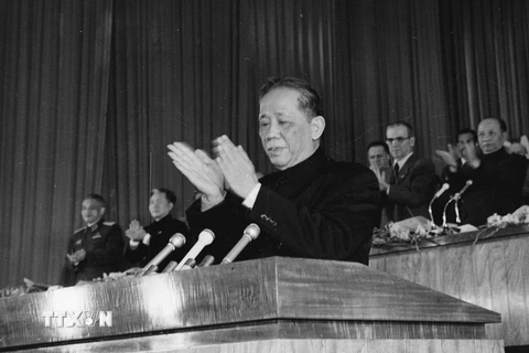 Đồng chí Lê Duẩn đọc Báo cáo chính trị tại Đại hội Đảng toàn quốc lần thứ IV, tổ chức tại Hà Nội từ 14-20/12/1976. (Ảnh: Tư liệu TTXVN)