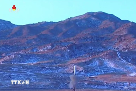 Tên lửa đạn đạo đất đối đất tầm trung Pukguksong-2 được phóng từ căn cứ không quân Banghyon, tỉnh Bắc Phyongan, Triều Tiên ngày 12/2. (Nguồn: YONHAP/TTXVN)