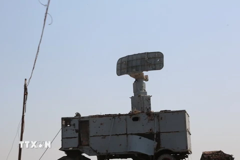 Xe ôtô chở thiết bị rada bị phát hủy sau một cuộc không kích tại thành phố cảng Hodeidah, Yemen. (Nguồn: AFP/TTXVN)