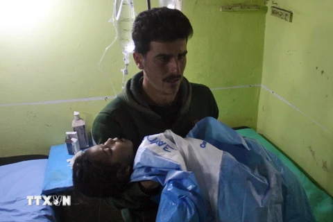 Trẻ em được điều trị trong bệnh viện ở thị trấn Maaret al-Noman, tỉnh Idlib, sau khi bị ảnh hưởng bởi cuộc tấn công bị tình nghi sử dụng vũ khí hóa học ngày 4/4. (Nguồn: AFP/TTXVN)