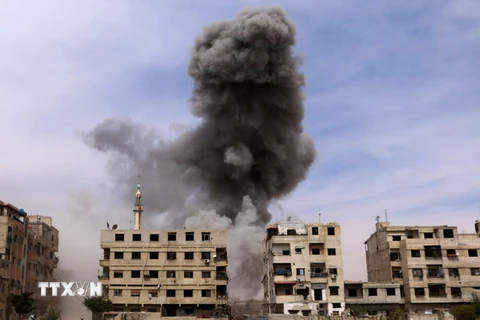 Khói bốc lên sau một cuộc không kích ở Ain Tarma thuộc khu vực Đông Ghouta ngày 27/3. Ảnh minh họa. (Nguồn: AFP/TTXVN)