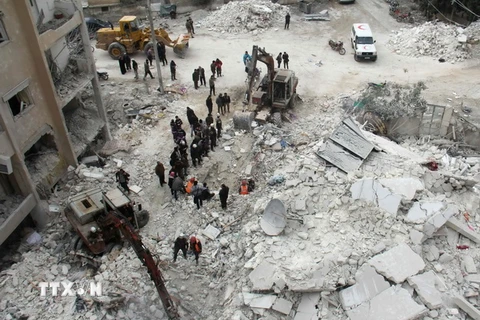 Lực lượng dân phòng Syria tìm kiếm các nạn nhân trong đống đổ nát sau một đợt không kích ở tỉnh Idlib ngày 15/2. Ảnh minh hoạ. (Nguồn: AFP/TTXVN)