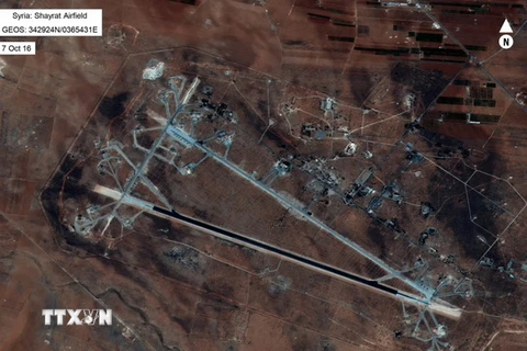 Toàn cảnh sân bay al-Shayrat gần thành phố Homs, ngày 7/4. (Nguồn: EPA/TTXVN)