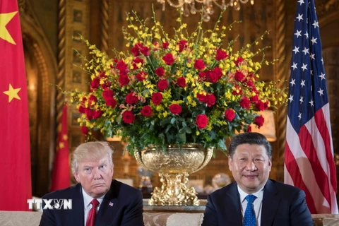 Tổng thống Mỹ Donald Trump (phải) tiếp Chủ tịch Trung Quốc Tập Cận Bình (trái) tại khu nghỉ dưỡng Mar-a-Lago ở West Palm Beach, bang Florida ngày 6/4. (Nguồn: AFP/TTXVN)