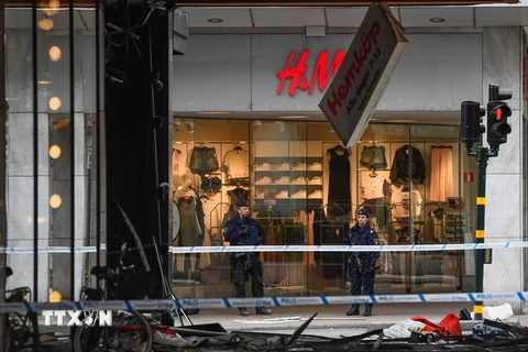 Cảnh sát Thụy Điển gác tại hiện trường vụ tấn công xe tải ở Stockholm. (Nguồn: AFP/TTXVN)