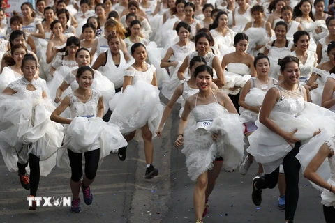 Các cô dâu tranh tài tại một cuộc thi ở Thái Lan. (Nguồn: EPA/TTXVN)
