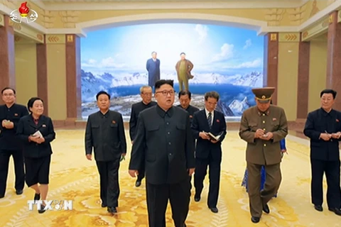 Nhà lãnh đạo Triều Tiên Kim Jong-un (giữa) thăm và chỉ đạo công tác trùng tu Bảo tàng Cách mạng ở thủ đô Bình Nhưỡng ngày 28/3. (Nguồn: YONHAP/TTXVN)