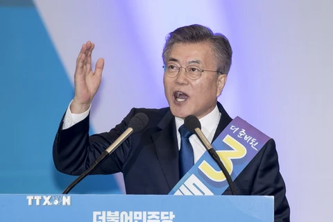 Ứng cử viên Tổng thống Hàn Quốc Moon Jae-in phát biểu trong cuộc bầu cử sơ bộ ở Seoul ngày 3/4. (Nguồn: THX/TTXVN)