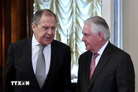Ngoại trưởng Mỹ Rex Tillerson (phải) đã có cuộc hội đàm với người đồng cấp Nga Sergei Lavrov. (Nguồn: AFP/TTXVN)