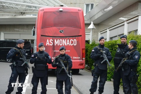 Cảnh sát gác trước chiếc xe bus sau vụ tấn công. (Nguồn: AFP/TTXVN)