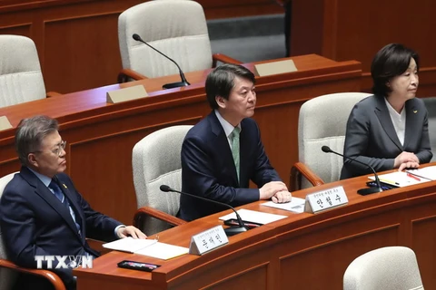 Ứng cử viên Moon Jae-in, ứng cử viên Ahn Cheol-soo và ứng cử viên Sim Sang Jeung tại phiên họp ở Seoul. (Nguồn: AFP/TTXVN)