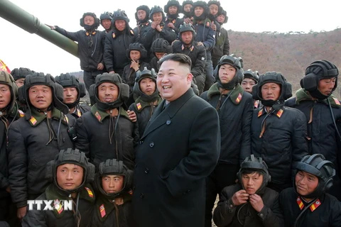Nhà lãnh đạo Triều Tiên Kim Jong-Un (giữa) tại cuộc thi của các binh sỹ binh chủng tăng thiết giáp quân đội nhân dân Triều Tiên 2017. (Nguồn: EPA/TTXVN)