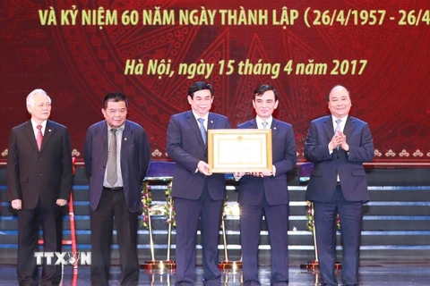 Thủ tướng Nguyễn Xuân Phúc trao tặng Huân chương lao động hạng Nhất của Chủ tịch nước cho Ngân hàng BIDV. (Ảnh: Thống Nhất/TTXVN)