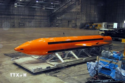 Một quả bom GBU-43/B (MOAB) tại Trung tâm quân bị của lực lượng không quân Eglin ở Florida, Mỹ. (Nguồn: EPA/TTXVN)
