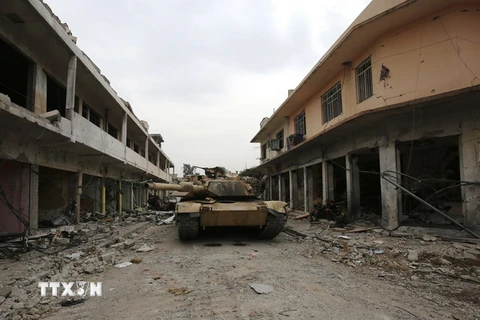 Các lực lượng Iraq tiến vào al-Abar, vùng lân cận thành phố Mosul trong chiến dịch giành lại quyền kiểm soát thành phố này từ phiến quân IS ngày 13/4. (Nguồn: AFP/TTXVN)