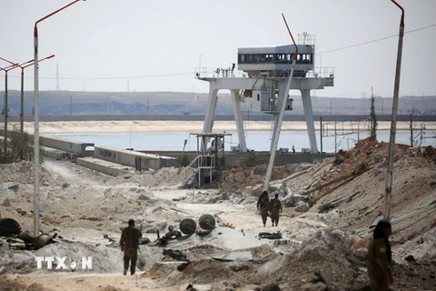 Các lực lượng dân chủ Syria tuần tra tại khu vực đập Tabqa ngày 27/3. (Nguồn: AFP/TTXVN)