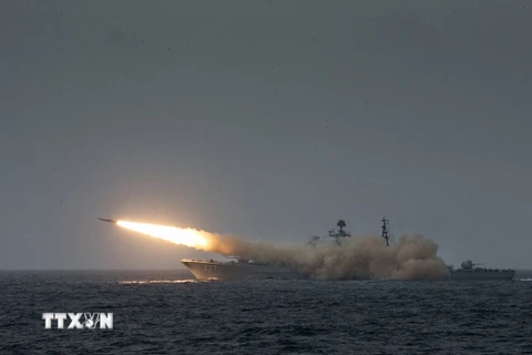 Tên lửa chống tàu phóng đi từ tàu khu trục được trang bị tên lửa dẫn đường "Fuzhou" trong cuộc tập trận trên biển Hoa Đông. Ảnh minh họa: THX/TTXVN)