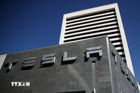 Biểu tượng Hãng sản xuất xe điện Tesla ở Los Angeles, California. (Nguồn: AFP/TTXVN)