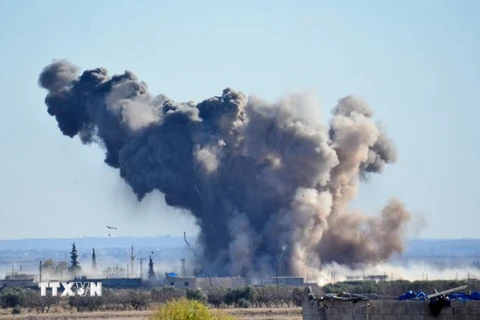 Khói bốc lên sau cuộc không kích của liên minh quân sự do Mỹ đứng đầu tại Deir al-Zor, Syria ngày 3/12/2015. (Nguồn: AA/ABACAPRESS.COM/TTXVN)