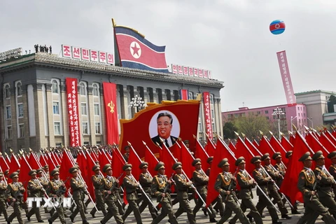 Binh sỹ quân đội nhân dân Triều Tiên tham gia lễ diễu binh kỷ niệm 105 ngày sinh cố Chủ tịch Kim Nhật Thành tại Bình Nhưỡng ngày 15/4. (Nguồn: EPA/TTXVN)