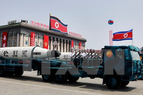 Một loại tên lửa được Triều Tiên trưng bày tại lễ diễu binh kỷ niệm 105 năm ngày sinh cố Chủ tịch Kim Nhật Thành ở Bình Nhưỡng ngày 15/4. (Nguồn: EPA/TTXVN)