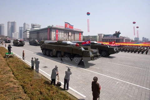Tên lửa Musudan trong lễ duyệt binh nhân kỷ niệm 100 năm ngày sinh của cố Lãnh tụ Triều Tiên Kim Nhật Thành tại thủ đô Bình Nhưỡng. (Nguồn: AFP/TTXVN)