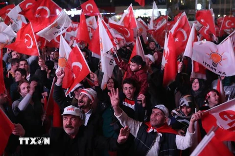 Những người ủng hộ đảng Công lý và Phát triển của Tổng thống Recep Tayyip Erdogan mít tinh sau khi kết quả trưng cầu dân ý được công bố tại Ankara ngày 16/4. (Nguồn: AFP/TTXVN)