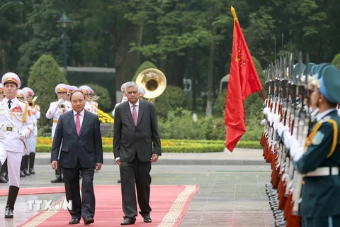 Thủ tướng Nguyễn Xuân Phúc và Thủ tướng Sri Lanka Ranil Wickremesinghe duyệt đội danh dự Quân đội nhân dân Việt Nam. (Ảnh: Doãn Tấn/TTXVN)