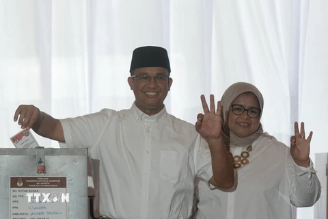 Ứng cử viên Anies Baswedan và vợ bỏ phiếu trong cuộc bầu cử vòng hai thị trưởng Jakarta tại một địa điểm bầu cử ở Jakarta. (Nguồn: THX/TTXVN)