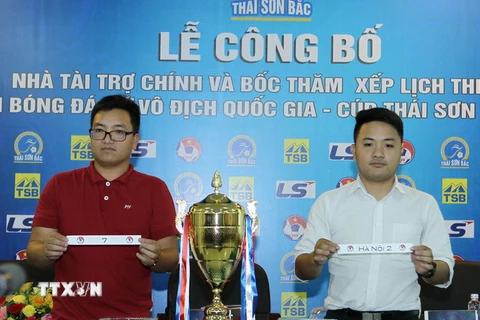 Bốc thăm xếp lịch thi đấu giải bóng đá nữ Vô địch quốc gia Cúp Thái Sơn Bắc 2017. (Ảnh: Quốc Khánh/TTXVN)