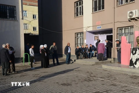 Người dân chờ bỏ phiếu tại điểm bầu cử ở Diyarbakir ngày 16/4. (Nguồn: AFP/TTXVN)
