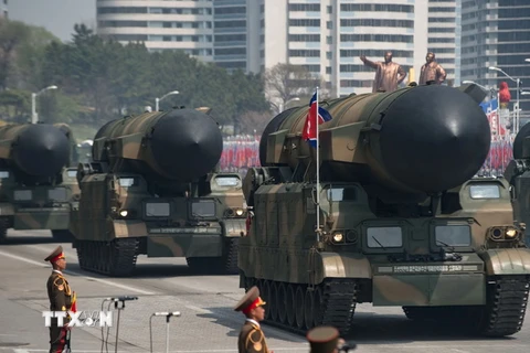 Một loại tên lửa được giới thiệu tại lễ diễu binh kỷ niệm 105 ngày sinh cố Chủ tịch Kim Nhật Thành ở Bình Nhưỡng ngày 15/4. (Nguồn: AFP/TTXVN)