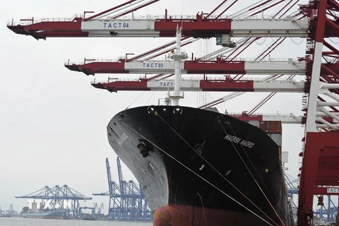 Xếp dỡ hàng hóa lên tàu tại cảng ở Thiên Tân, Trung Quốc. (Nguồn: AP/TTXVN)