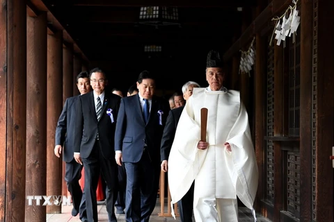 Các nghị sỹ Nhật Bản sau lễ cầu nguyện tại đền Yasukuni ở Tokyo ngày 21/4. (Nguồn: AFP/TTXVN)