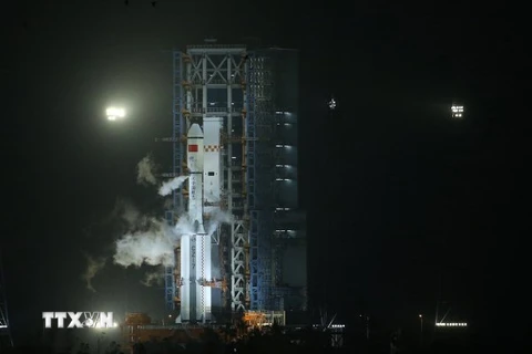 Tên lửa đẩy Trường Chinh CZ-7 mang theo tàu vũ trụ Thiên Chu-1 được phóng từ bệ phóng ở Văn Xương, Hải Nam (Trung Quốc) ngày 20/4. (Nguồn: EPA/TTXVN)