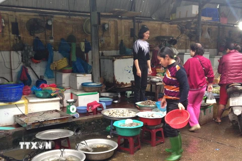 Bán và sơ chế hải sản tại chợ Láng Hạ (quận Đống Đa). (Ảnh: Phương Anh/TTXVN)