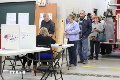 Cử tri Mỹ bỏ phiếu tại một địa điểm bầu cử ở Indianapolis, bang Indiana .(Nguồn: EPA/TTXVN)