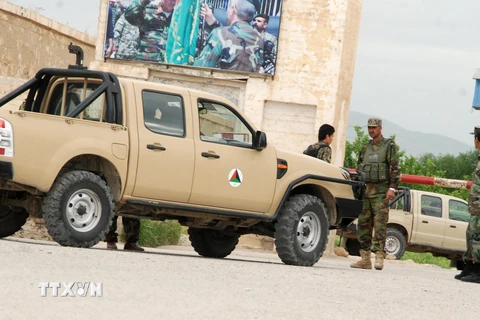 Lực lượng Afghanistan làm nhiệm vụ tại hiện trượng vụ tấn công ở tỉnh Balkh ngày 21/4. (Nguồn: EPA/TTXVN)