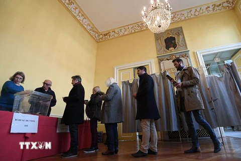 Cử tri Pháp bỏ phiếu tại một địa điểm bầu cử ở Strasbourg. (Nguồn: AFP/TTXVN)
