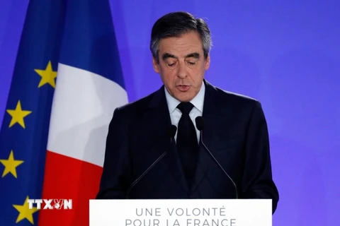 Ứng viên tranh cử Tổng thống Pháp Francois Fillon phát biểu trong cuộc họp báo tại Paris sau khi kết quả thăm dò ý kiến cử tri được công bố, ngày 23/4. (Nguồn: THX/ TTXVN)