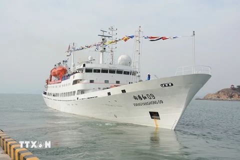 Tàu mẹ Hướng Dương Hồng 09 mang theo tàu Giao Long rời thành phố Thanh Đảo, tỉnh Sơn Đông bắt đầu chuyến thám hiểm ngày 6/2. (Nguồn: THX/TTXVN)