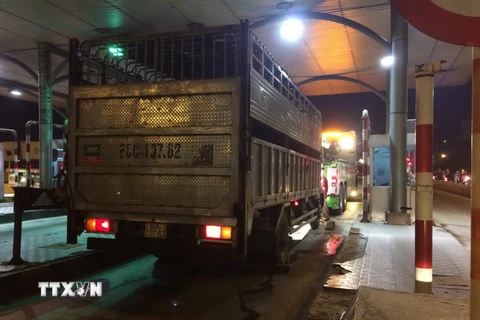 Hiện trường chiếc xe tải cán tử vong chiến sỹ cảnh sát giao thông ngay tại trạm thu phí cầu Đồng Nai. (Ảnh: Sỹ Tuyên/TTXVN)
