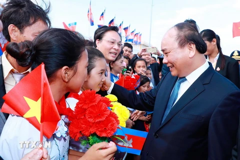 Lễ đón Thủ tướng Nguyễn Xuân Phúc và Phu nhân tại sân bay quốc tế Phnom Penh, Vương quốc Campuchia. (Ảnh: Thống Nhất/TTXVN)
