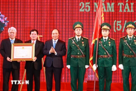 Thủ tướng Nguyễn Xuân Phúc trao tặng Huân chương Độc lập hạng Nhất (lần thứ 2) của Chủ tịch nước cho tỉnh Trà Vinh. (Ảnh: Thống Nhất/TTXVN)