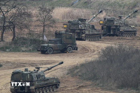 Pháo tự hành K-9 và K-55 của quân đội Hàn Quốc triển khai tại thành phố biên giới Paju, phía bắc thủ đô Seoul ngày 25/4. (Nguồn: EPA/TTXVN)