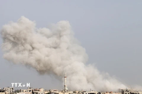 Khói bốc lên sau các cuộc không kích ở Daraa, Syria, ngày 8/4. (Nguồn: AFP/TTXVN)