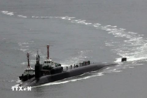 Tàu ngầm hạt nhân của Mỹ USS Michigan (giữa) tới cảng Busan của Hàn Quốc ngày 25/4. (Nguồn: YONHAP/TTXVN)
