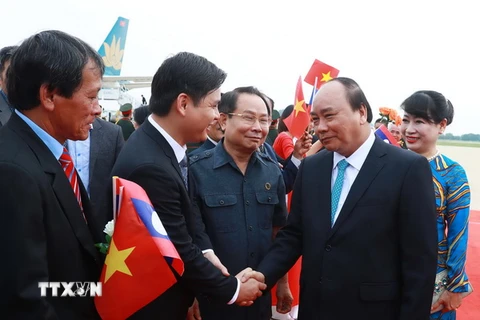 Lễ đón Thủ tướng Nguyễn Xuân Phúc và Phu nhân tại sân bay quốc tế Wattay. (Ảnh: Thống Nhất/TTXVN)