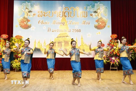 Tiết mục văn nghệ đón mừng Tết cổ truyền Bun Pi-may của nhân dân các dân tộc nước CHDCND Lào do các sinh viên Lào đến từ Học viện Ngoại giao biểu diễn. (Ảnh: Văn Điệp/TTXVN)